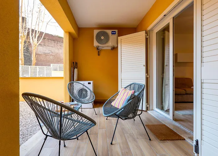 Urban Oasis Labicana With Patio 2 - Free Parking Daire